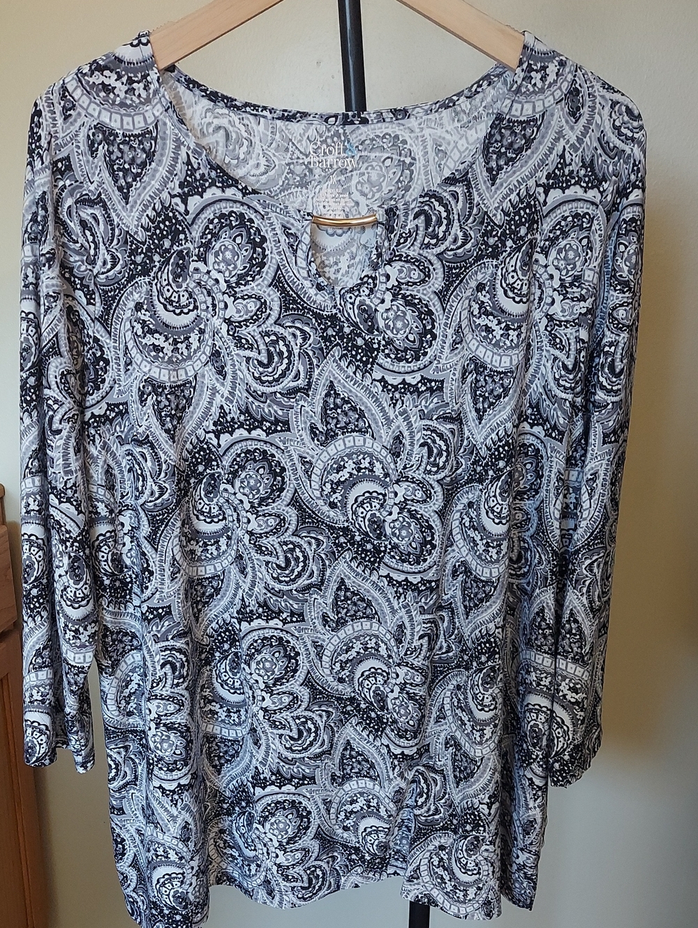 Croft Barrow 1x top PulloverBlack/wht Paisley Print V Neck Gold Toned Accent